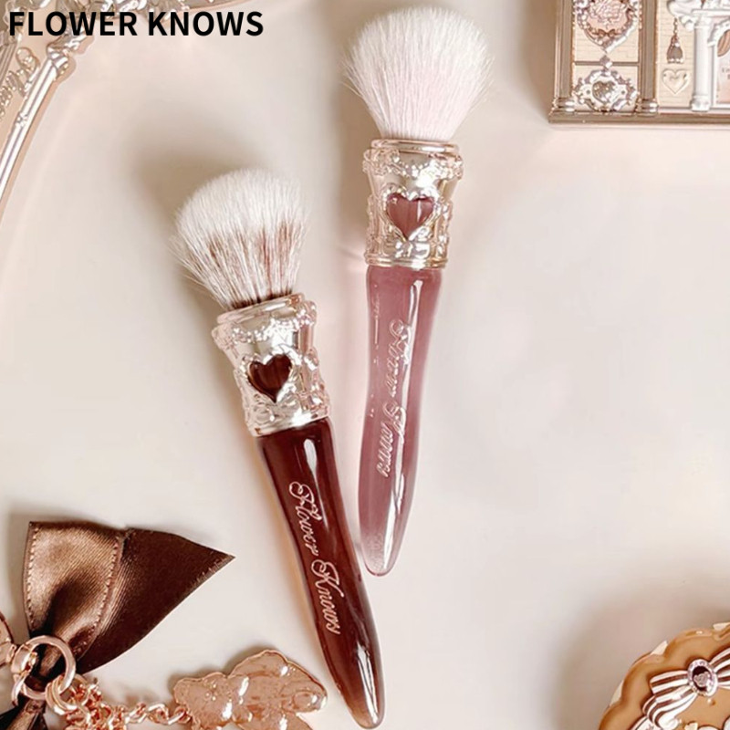 FLOWER KNOWS แปรงแต่งหน้า หัวกลม สำหรับปัดแก้ม เป็นมิตรกับผิว นุ่ม และกระจายแป้งอย่างสม่ำเสมอ