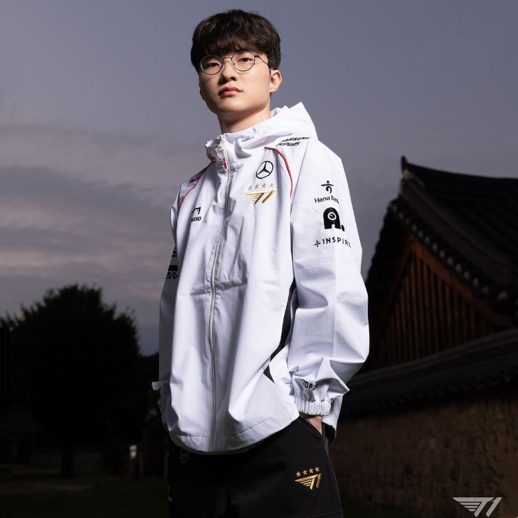 เสื้อยืด Five-Star Jacket ของ Faker จากทีม T1 แบบเดียวกับเสื้ออุปกรณ์ทัวร์นาเมนต์ League of Legends