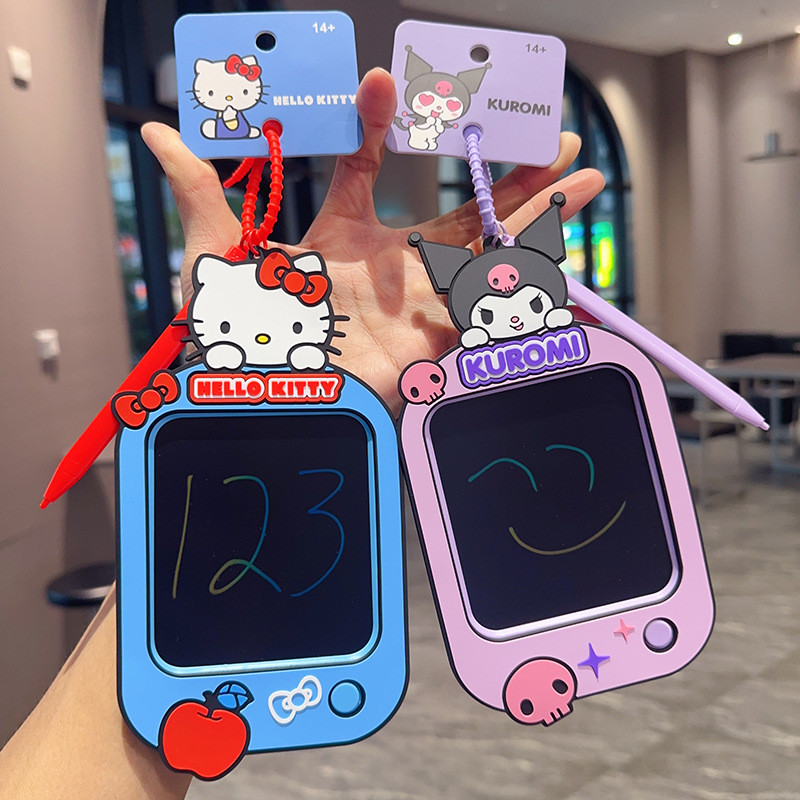 พวงกุญแจกระดานกราฟฟิตีที่เขียนด้วยลายมือซานริโอของแท้/จี้กระดานวาดภาพแมว คุโรมิ เคที น่ารัก