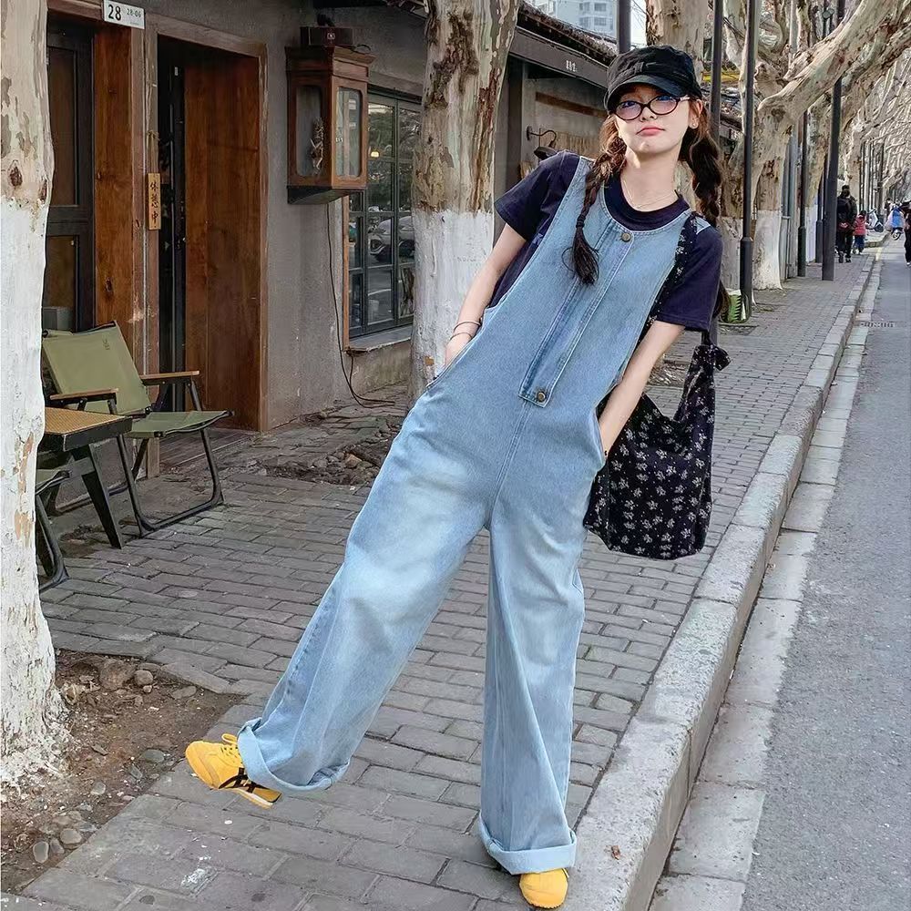 ชุดเอี๊ยมยีนส์สไตล์เกาหลี สำหรับผู้หญิง ฤดูร้อน 2025 ออกแบบมาให้สวมใส่ง่ายและสบาย เป็นชุดลำลองที่ได้รับความนิยม มีกางเกงขาบาน