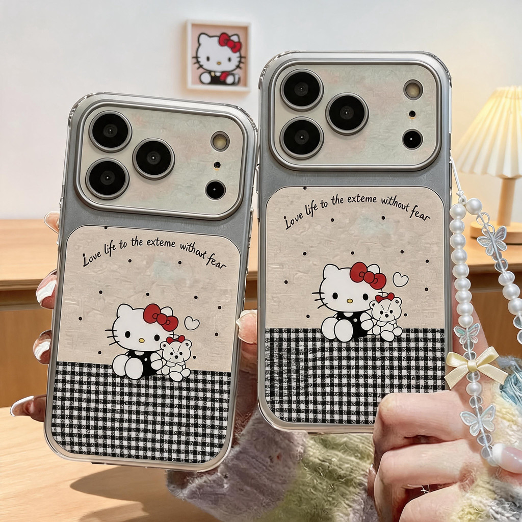 เคสไอโฟน13 เคสไอโฟน15pro iphone 17 pro max เคสไอโฟน ป้องกันเลนส์ ลายฮัลโลคิตตี้ตารางขาวดำ แถมสร้อยมุกโบว์  LRMBKP9