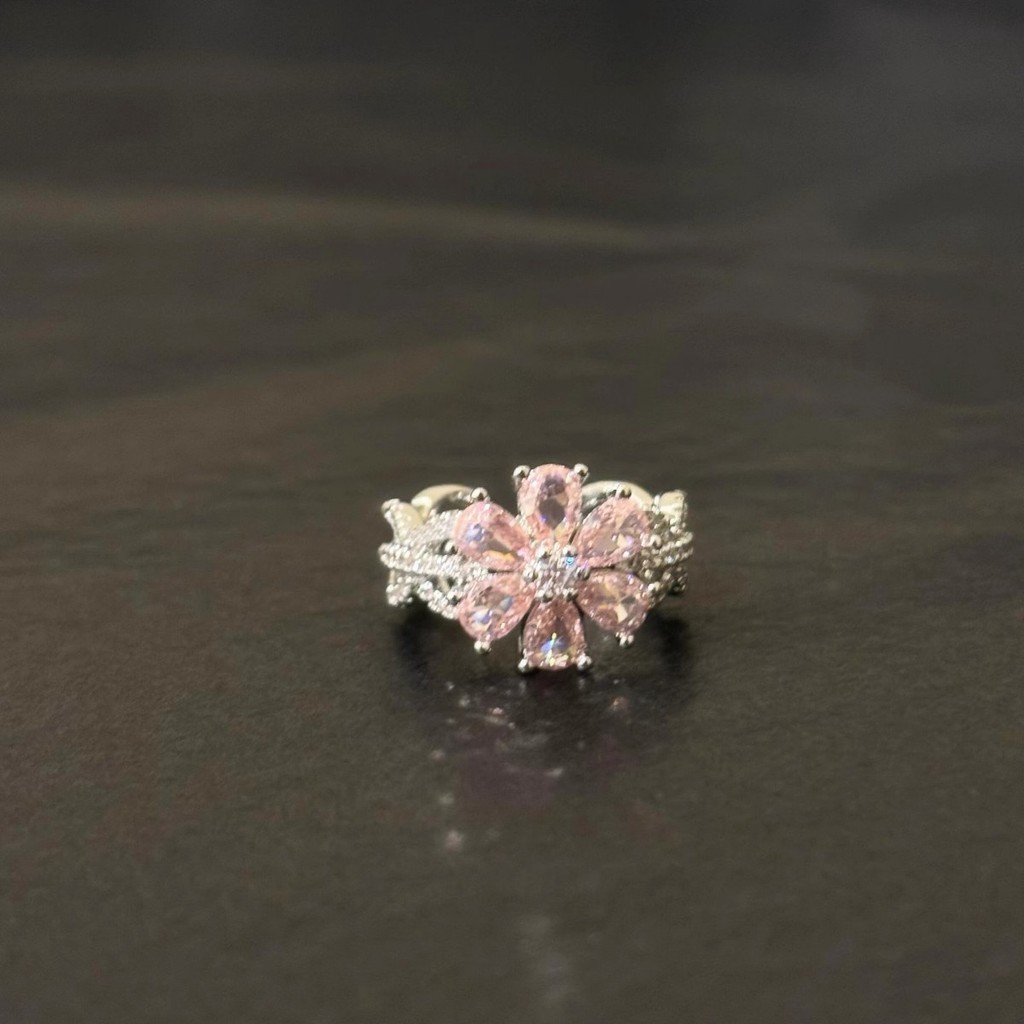 Sweet Little Cherry Blossom Hollow แหวนเพชรสีชมพูหญิง Niche High-End อารมณ์แหวนนิ้วชี้แฟชั่นหรูหรา All-Match