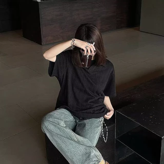 Textured Knit Polo Shirt เสือโปโลสีดำ พื้นผ้านุ่มนวล สบายๆ ทันสมัย สำหรับทั้งชายหญิง เหมาะกับทุกโอกาส สงกรานต์