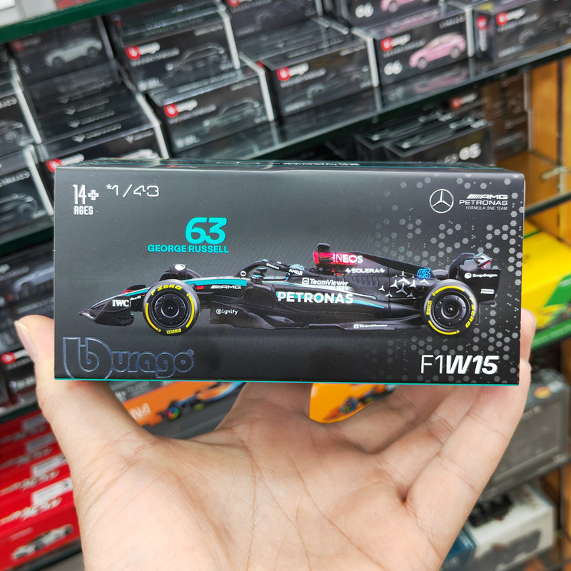 ระหว่างระหว่าง Mercedes-Benz F1 W15 รถสูตร 2024 รุ่นจําลองรถโลหะผสมเครื่องประดับคอลเลกชัน