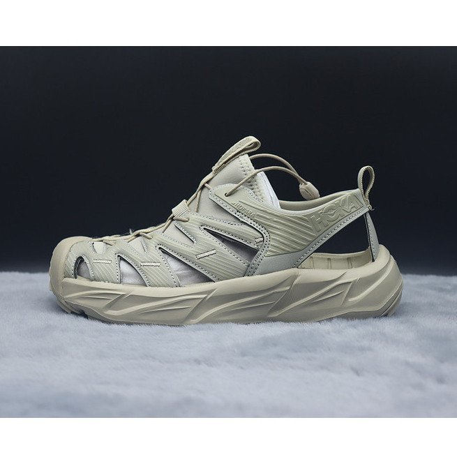 HOKA ONE ONE Moon Khaki Sandals Let You Walk ฟรีในป่า พร้อมเทคโนโลยีชายหาดลุยระบายอากาศและการป้องกัน