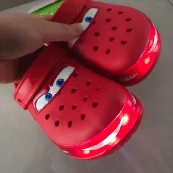 Crocs Classic Clog x Cars Lightning Mcqueen รองเท้าแตะสําหรับผู้ใหญ่สําหรับผู้ชายและผู้หญิง Unisex ค