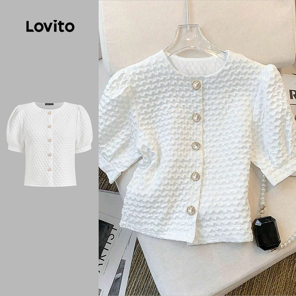 Lovito สง่างาม เสื้อบลอข์ดีไซน์เรียบหรู ปุ่มผ้ารูปทรง ปุ่มหน้า เสื้อผ้าสำหรับฤดูใบไม้ผลิ/ฤดูร้อน สีขาว สำหรับผู้หญิง L142ED157
