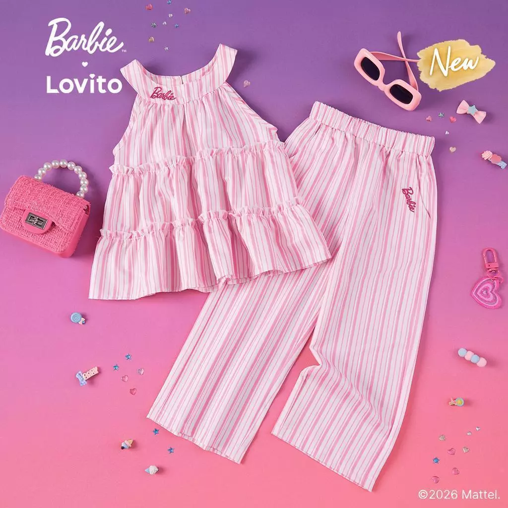 (New Arrival) Barbie™ X Lovito Kids เสื้อท็อปสีชมพูเด็กผู้หญิง ฤดูใบไม้ผลิ/ร้อน ไม่มีแขนคอฮอลเตอร์ เอวสูง ขาตรง ปักลายและกระเป๋า เกาหลี อินเทรนด์ LBL5AD034