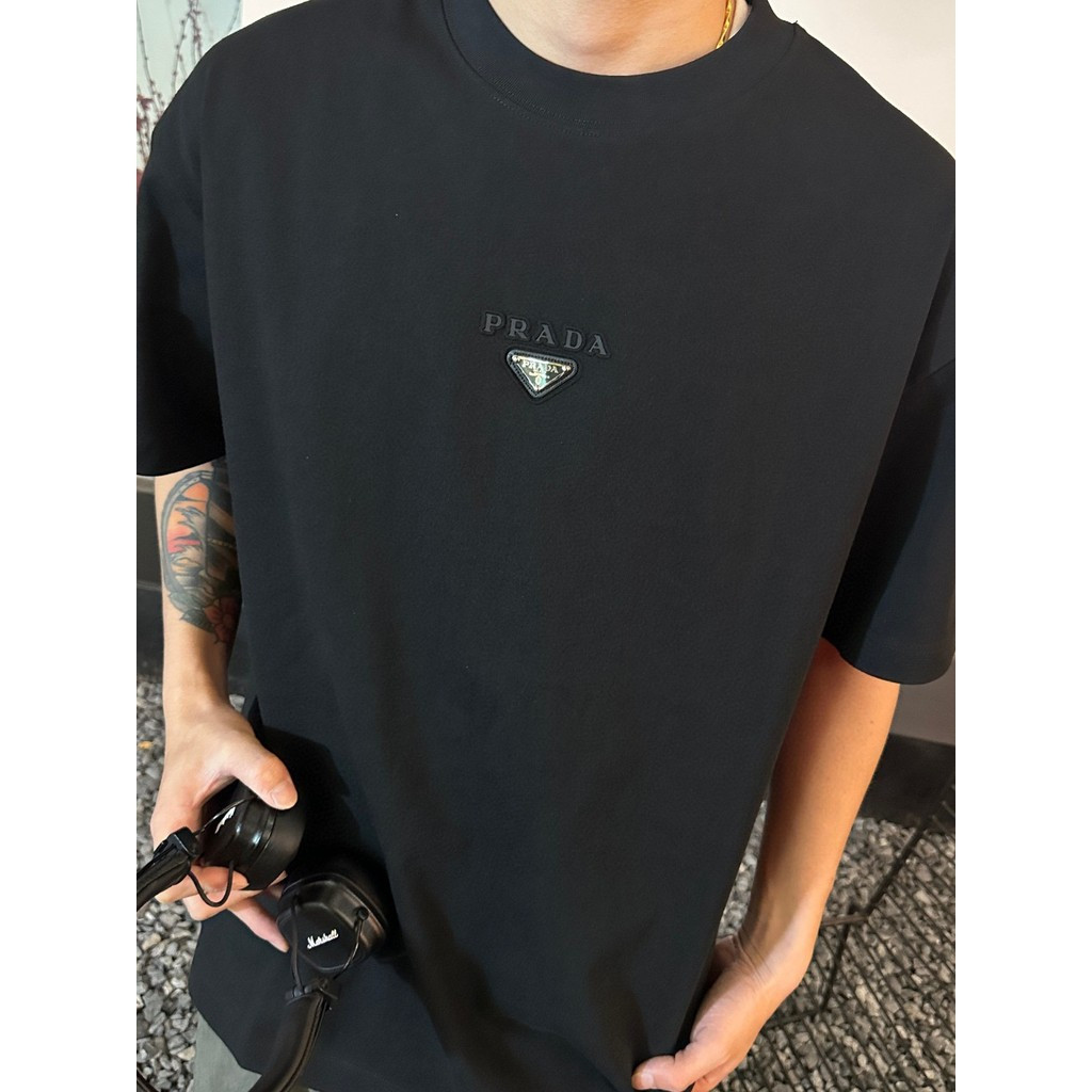 PRADA 2026 คลาสสิกรอบคอแขนสั้นเสื้อยืดผู้ชายผู้หญิงฤดูใบไม้ผลิแฟชั่นรอบคอ Slim-Fit อเมริกันแนวโน้มญี