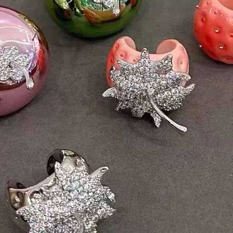 สร้อยคอนำเข้าจาก YVMIN เครื่องประดับโลหะผสม เพิ่มความโดดเด่นให้บุคลิกภาพ