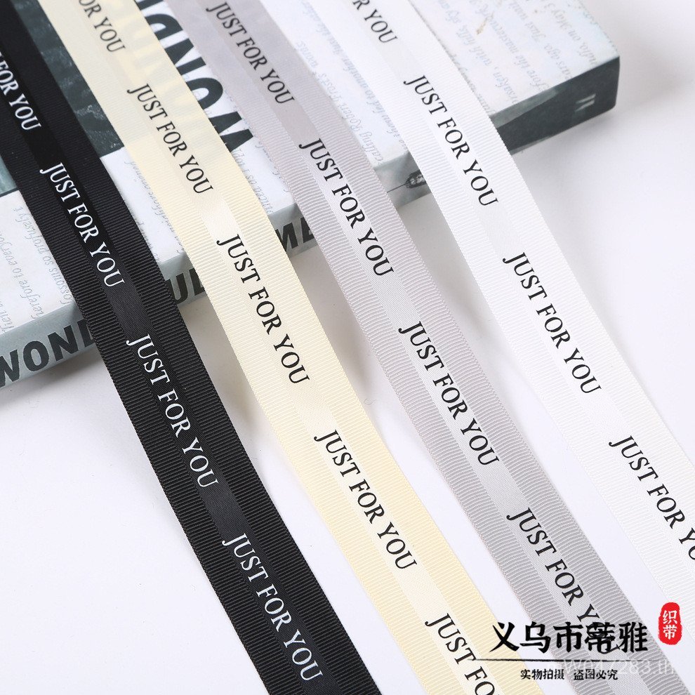 Ribbed Medium สไตล์ยอดนิยมขายส่งซาตินพร้อมสต็อก 2.5 ซม.ตัวอักษรภาษาอังกฤษ JUST กล่องบรรจุภัณฑ์ริบบิ้