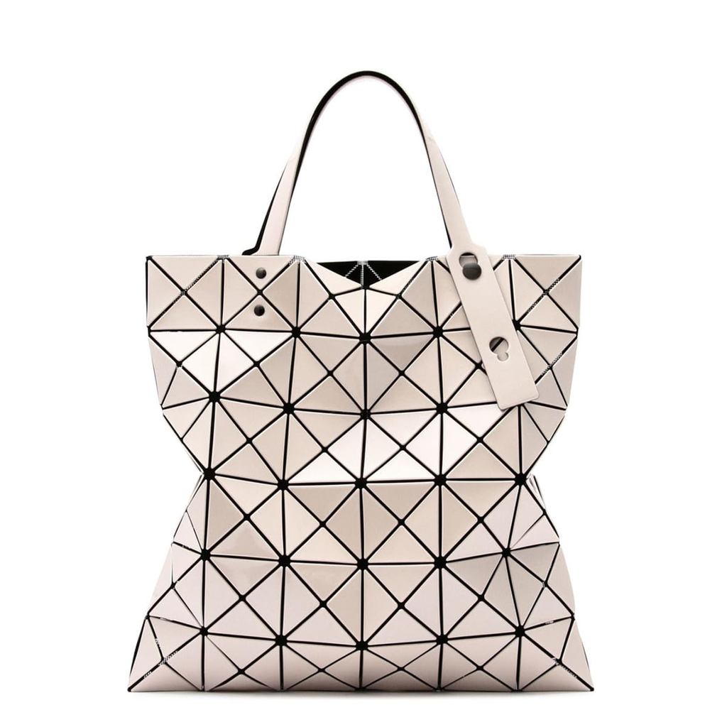 กระเป๋า Tote จากคอลเลคชั่น LUCENT BASIC โดย BAO BAO ISSEY MIYAKE ดีไซน์เรียบหรู ขนาด 6x6 สีเบจเงางาม