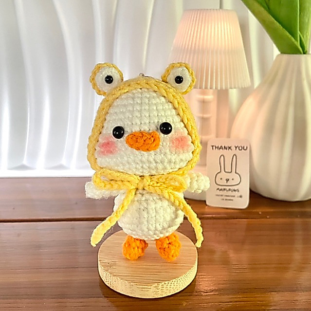 พวงกุญแจไหมพรม เป็ดน้อยใส่ฮู้ด Duckie Hoodie | Handmade ห้อยกระเป๋า ของขวัญ (ขนาด10cm.)