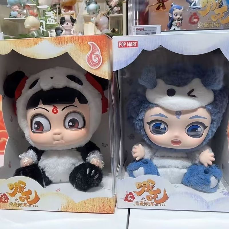 P POPMART POPMART < สาวปีศาจผีสิงทะเล > Hug Series ตุ๊กตาหน้าไวนิล Panda Nezha