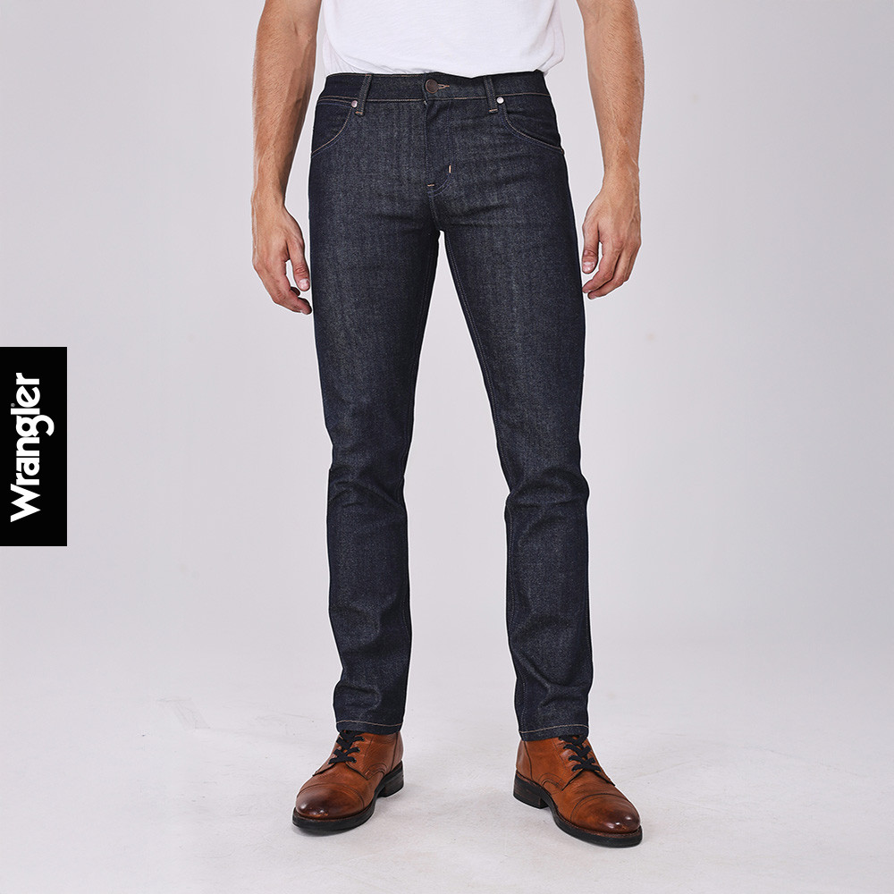 WRANGLER กางเกงยีนส์ผู้ชาย เอวต่ำ ทรงเข้ารูป รุ่น WR