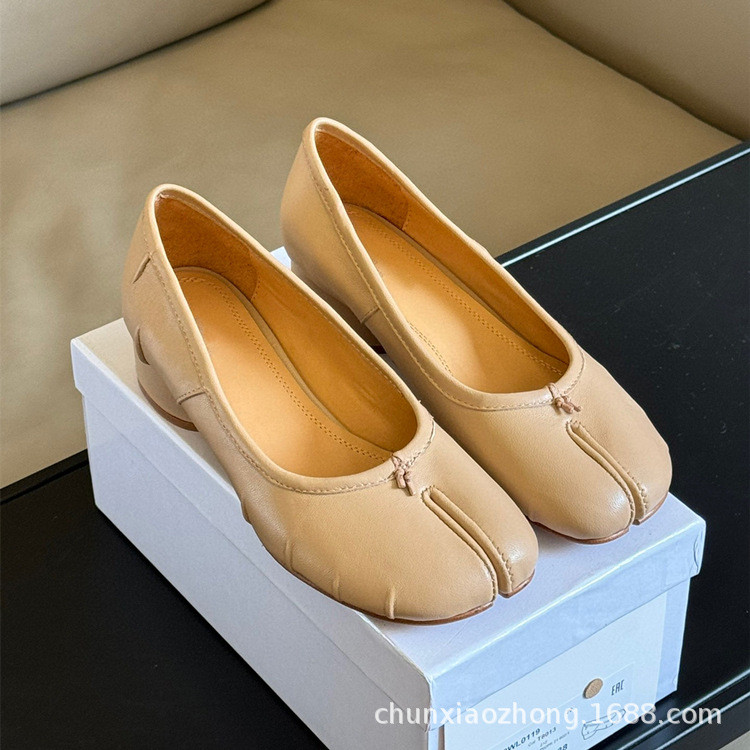 AJPZ MM-6 Spring new style quirky and cute pleated split-toe shoes, shallow sheepskin mid-heel fashi