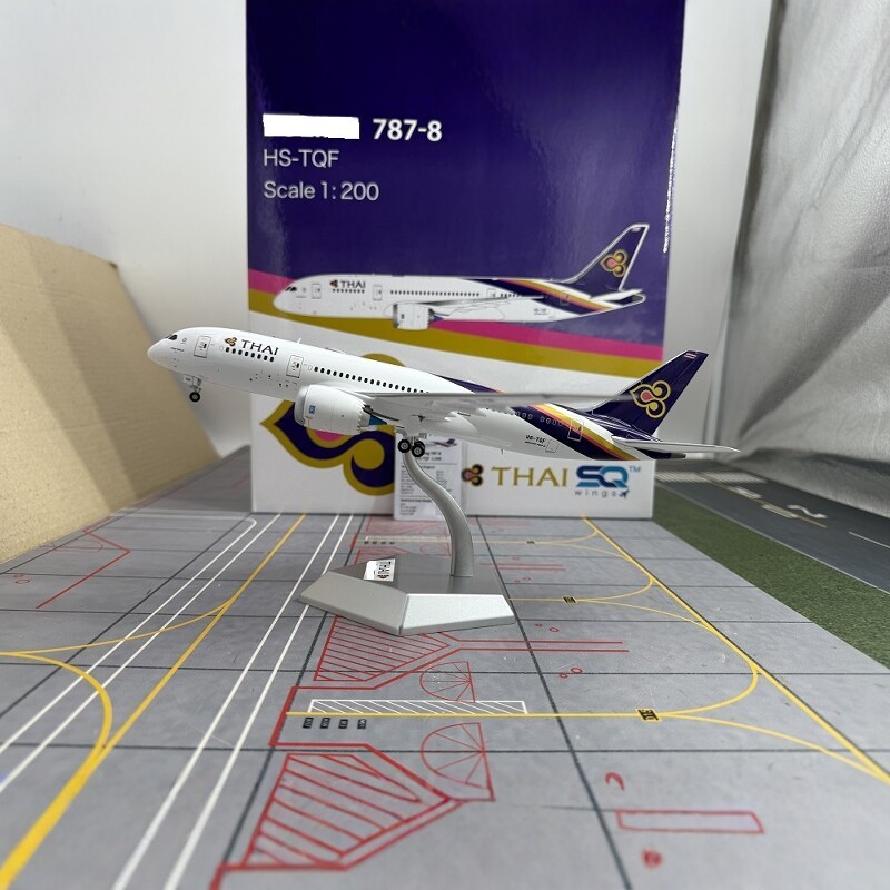 SQ Wings 1/200 Thai Airlines B787-8 Alloy สินค้าสําเร็จรูปเครื่องบินโดยสารรุ่น HS-TQA