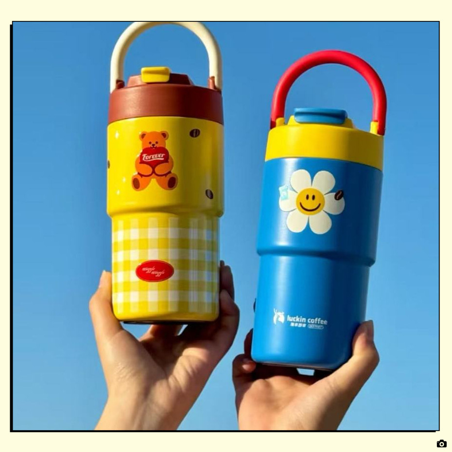 Luckin Coffee &Wiggle Wiggle ถ้วยเก็บความร้อน, แก้วถ้วยสแตนเลสเปลี่ยนสี Dopamine, สติ๊กเกอร์ตู้เย็นแ