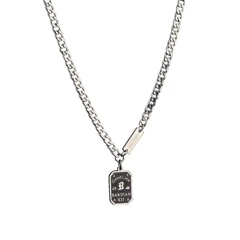 T42.SHOP🌸 สร้อยคอโลหะ ตัวอักษร สี่เหลี่ยม วินเทจ เครื่องประดับแฟชั่น ชายหญิงสามารถใช้ได้ - รูปที่ 6