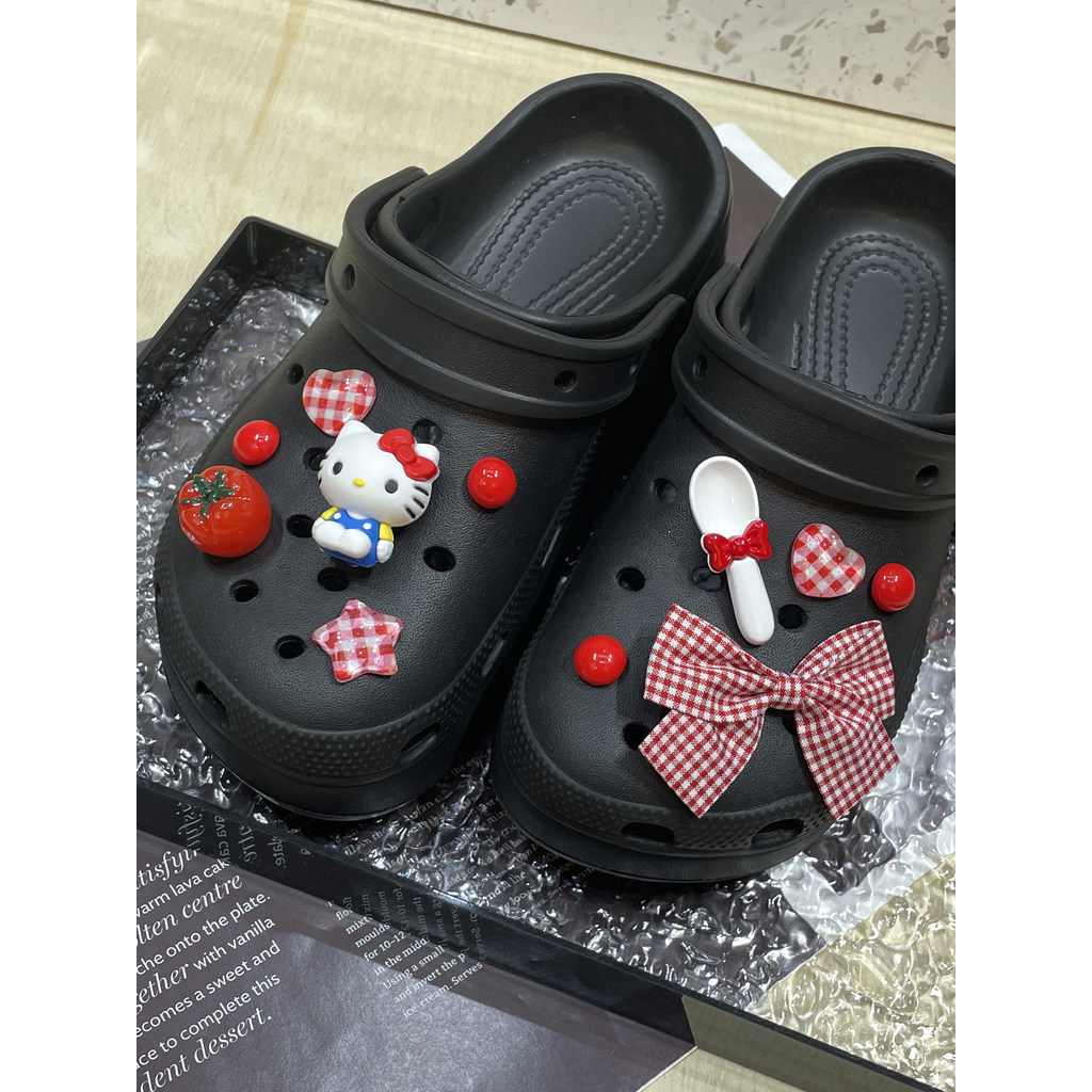 croc jibz jibbitz Hello Kitty Hole รองเท้าอุปกรณ์เสริม crocs รองเท้าดอกไม้เหมาะสําหรับตกแต่งหัวเข็มข