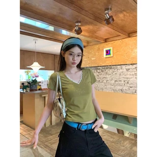 B&R พร้อมส่ง เสื้อยืดคอวีลูกไม้ประดับเพชรสว่างแขนสั้นสไตล์เกาหลี ทรงเข้ารูปผู้หญิง สีเขียวน้ำตาลสีดำ