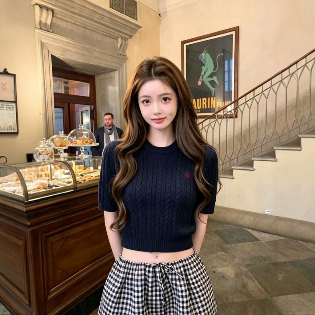 Rll ต้นฤดูใบไม้ร่วงสไตล์ใหม่สีทึบรอบคอถักแขนสั้นด้านบนผู้หญิง