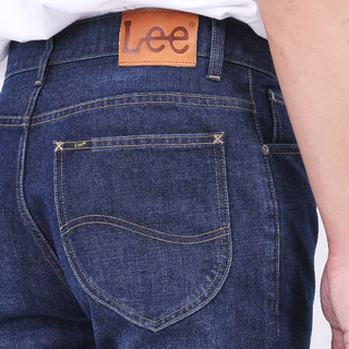 LEE กางเกงยีนส์ผู้ชาย เอวกลาง ทรงเข้ารูป Zed รุ่น LE S226MZEDF04 สียีนส์เข้ม