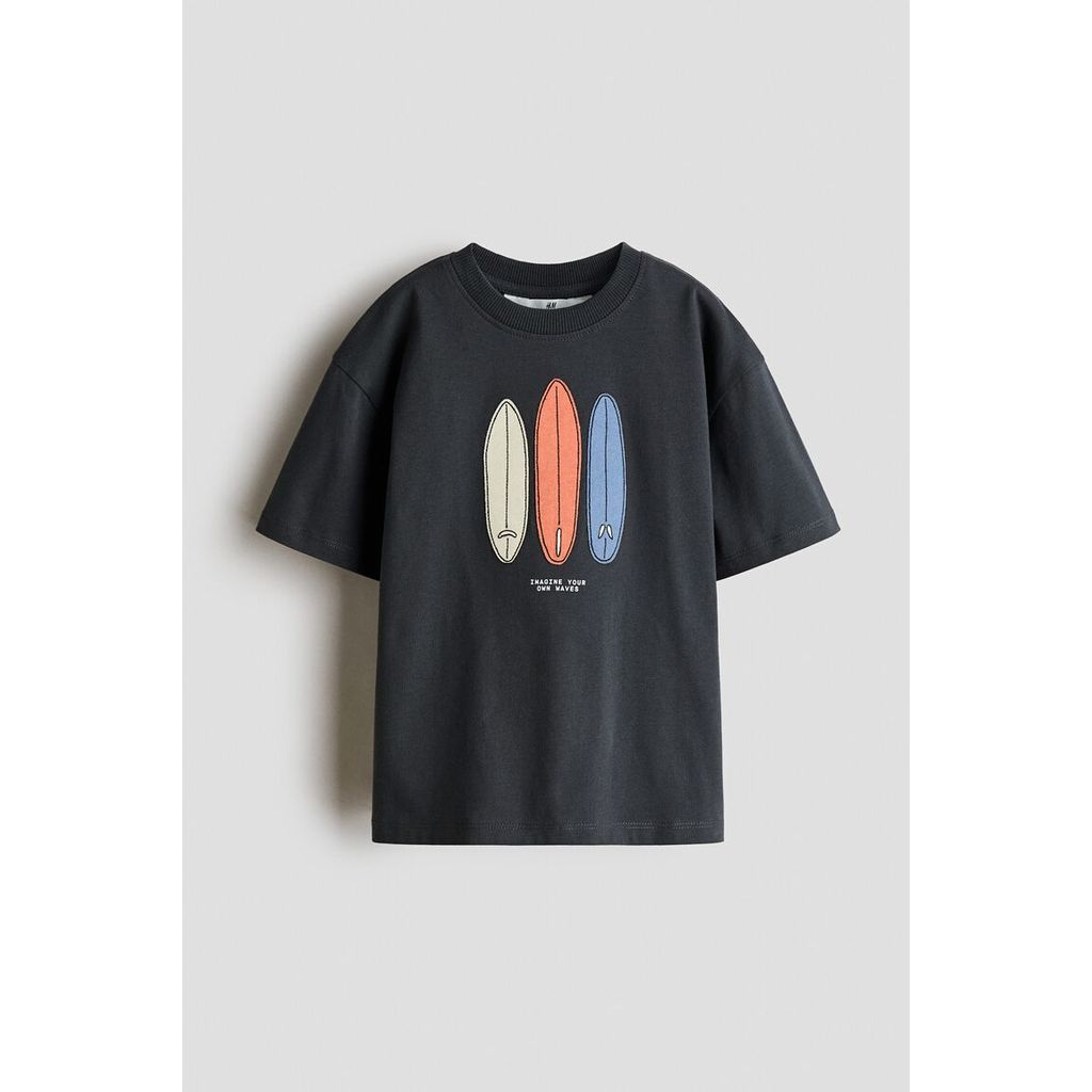 H&M(เอชแอนด์เอ็ม) เสื้อยืดปักลาย เด็กชาย 1350030_1