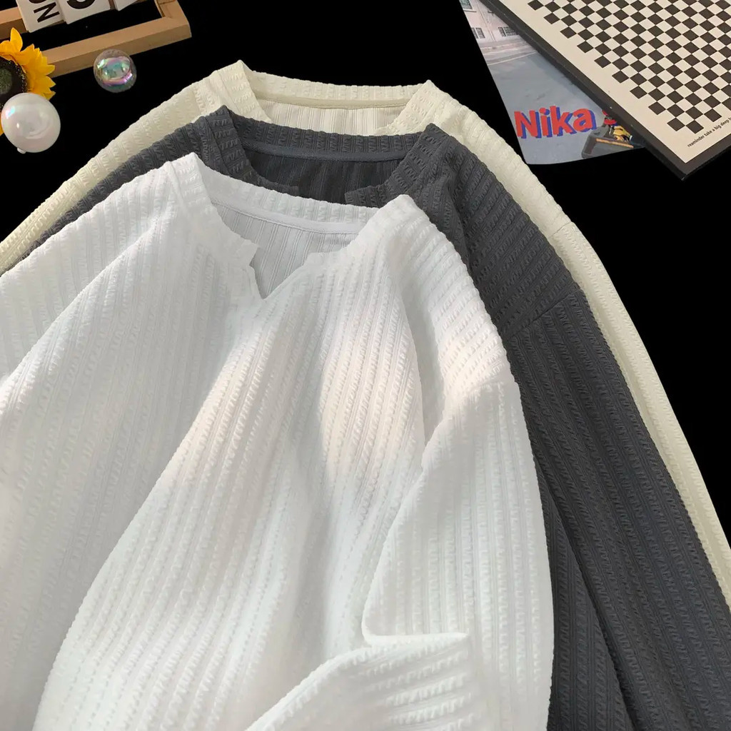 กลุ่ม DSO2025 ฤดูร้อน Textured สีทึบ V คอหลวมสบายๆแขนสั้นเสื้อยืดผู้ชาย All-Match Top
