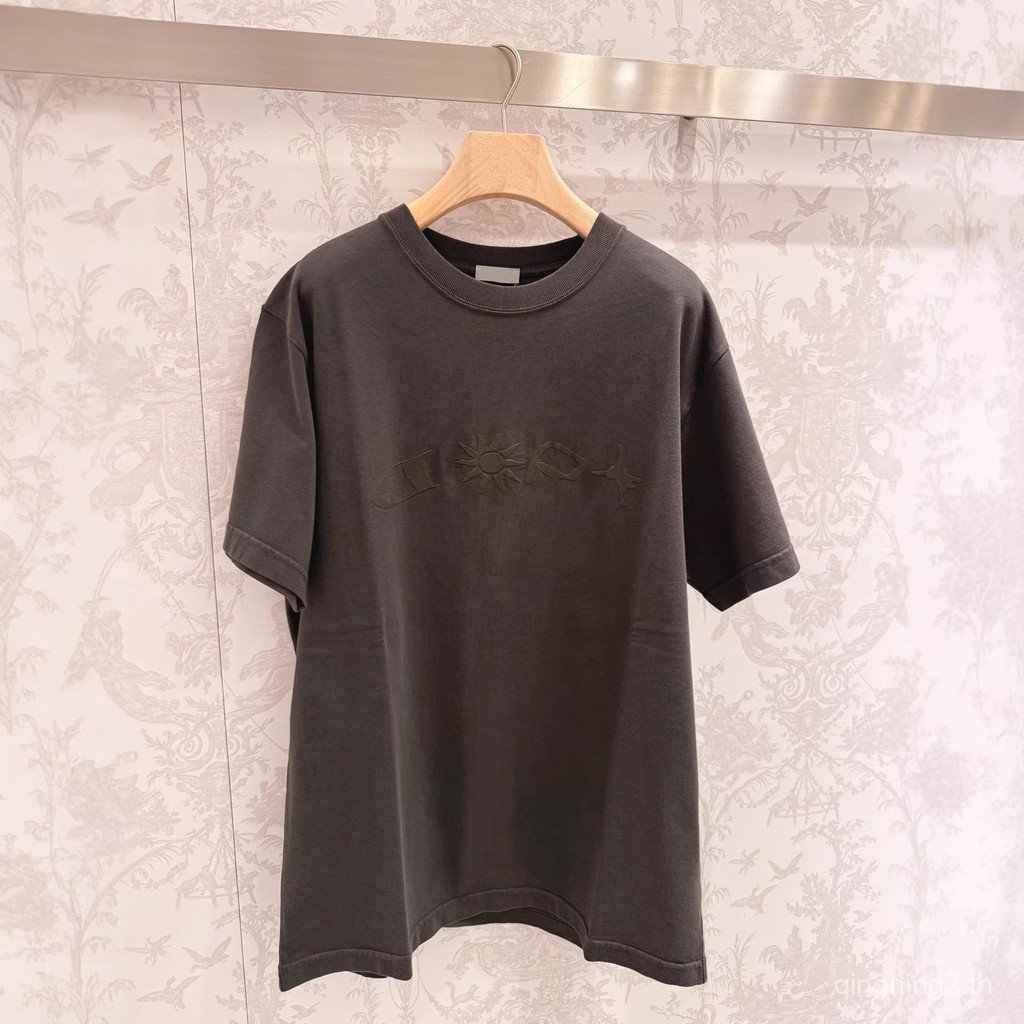 B9NP CD * 25SS ผ้าฝ้ายธรรมดาสานเย็บปักถักร้อยรอบคอสบายๆแขนสั้นเสื้อยืดผู้ชายผู้หญิงสไตล์เดียวกัน 230