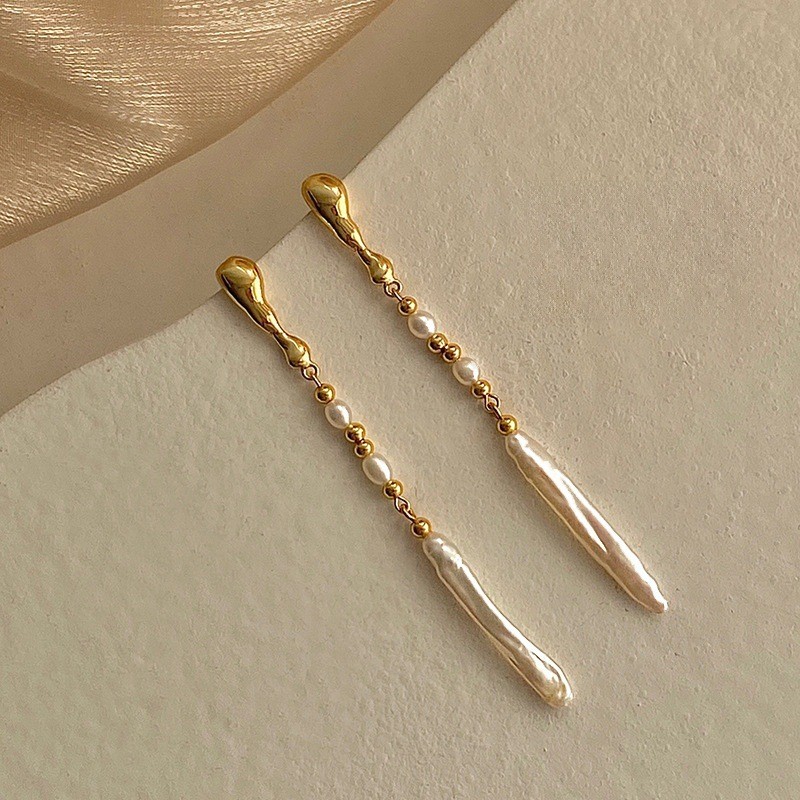 DENISE CHAIN GOLDEN MUSE AURORA BAROQUE ต่างหูทองคำแท้แบบมุกลากยาว สำหรับสตรี