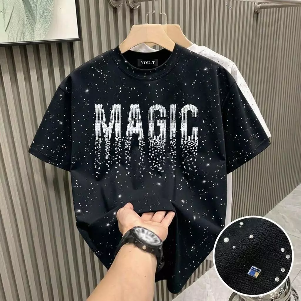 UT shop【ใหม่】🔥เสื้อยืดสีดำ แต่งกากเพชรวิ้งๆ สไตล์ ผ้าคอตตอนนุ่มใส่สบาย แมตช์ง่ายได้ทุกชุด ตรงปก 'MAGIC'
