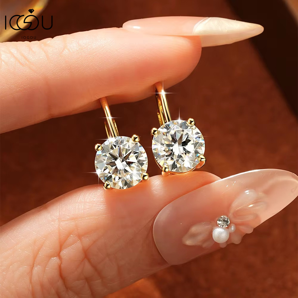 IOGOU GRA ได้รับการรับรอง 2ct รอบ Moissanite คลิปต่างหูผู้หญิง Minimalist 4-Prong หินเดี่ยวชุบทองประกายเครื่องประดับ Fine ของขวัญสําหรับวันวาเลนไทน์ครบรอบทุกวันสวมใส่