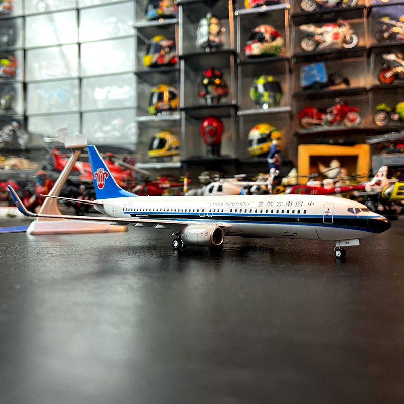 1: 200 Scale Alloy Airplane South Airlines Boeing 737-800 เครื่องบินโดยสารของขวัญสําเร็จรูปให้ระดับส