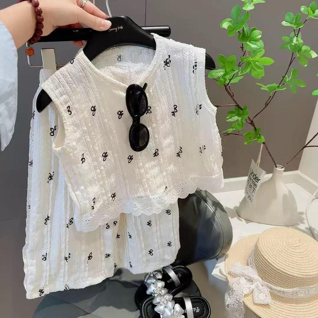 พร้อมส่งจากไทยค่ะ ชุดเซ็ตเด็กผู้หญิง เสื้อแขนกุด+กางเกง โทนสีขาวครีม เนื้อผ้าเป็นรูๆระบายอากาศดี รหัส 1304