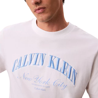 CALVIN KLEIN เสื้อยืดคอกลมแขนสั้นผู้ชาย Heritage Classic Terry Relaxed T-Shirt รุ่น 4RF820G YAF-สีขาว