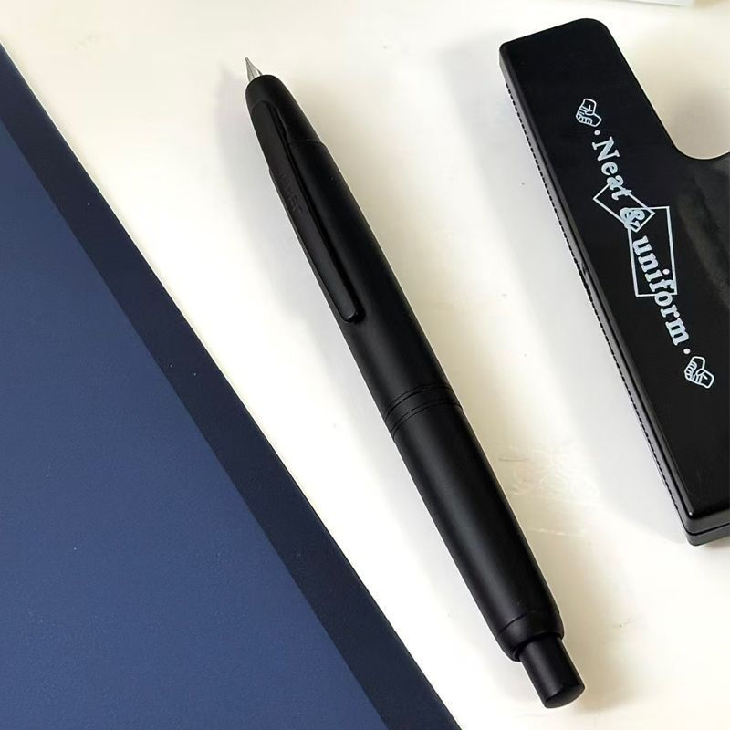 Jinhao 10 กดปากกาสีดํา Samurai กด Out Tip Matte หมึกสีดํา Absorber แก้ไขท่าทางการฝึกอบรม capless แบน