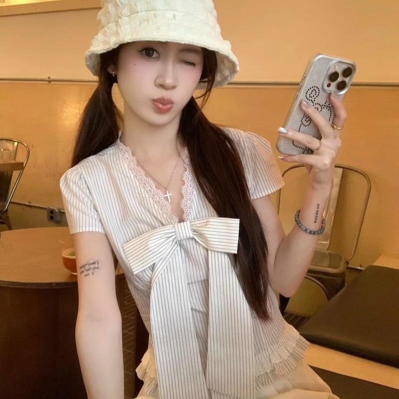 Chili Koko เสื้อเชิ้ตลูกไม้ฤดูร้อน แขนสั้นสำหรับผู้หญิง ดีไซน์เรียบหรูและดี ตกแต่งโบว์และลายทาง คอวี 99193