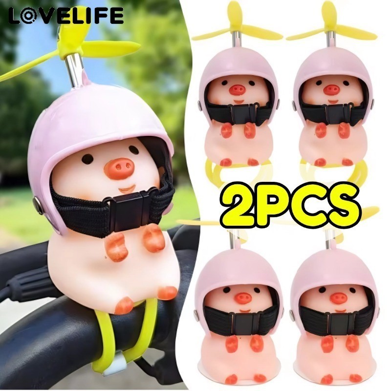 [AUTO&3C]เครื่องประดับหมูน่ารักพร้อมหมวกกันน็อคใบพัด | สายรัดกาวสําหรับรถยนต์รถจักรยานยนต์จักรยานตกแต่ง, 4.5x4x8 ซม. อุปกรณ์เสริมสําหรับการเดินทาง, 1/2 ชิ้น