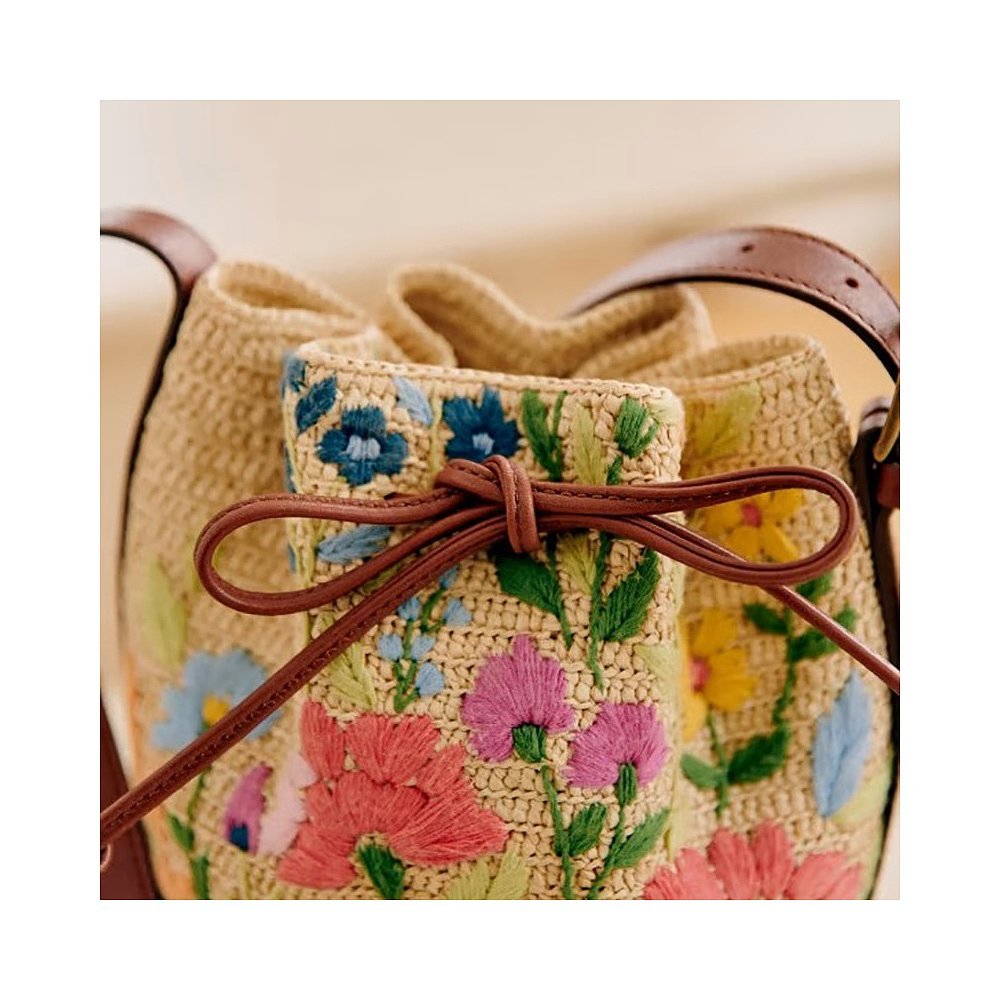 European Direct Mail SEZANE 23 กระเป๋าสะพายสำหรับผู้หญิง สไตล์ใหม่ มัลติคอลอร์ ทำจากวัสดุราฟเฟียและม