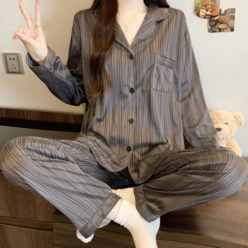 ชุดนอนลายทางมินิมอล สำหรับผู้หญิง มาพร้อมชุดสูทแขนยาว และเสื้อคาร์ดิแกน