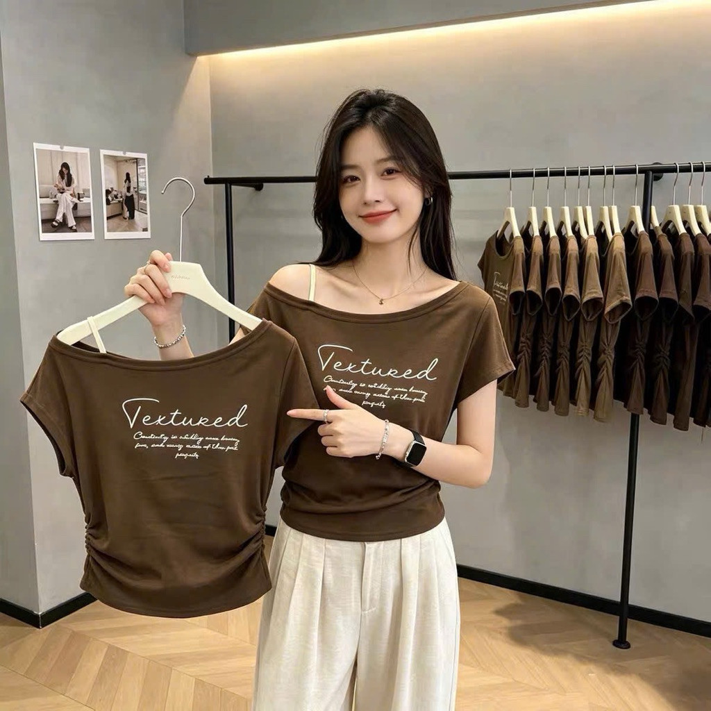 เสื้อยืดเปิดไหล่น่ารักมาก มีสายแขนสั้น พิมพ์ลายตัวอักษร TNV01 - Alisa 95 Fashion ไซโกโนะ