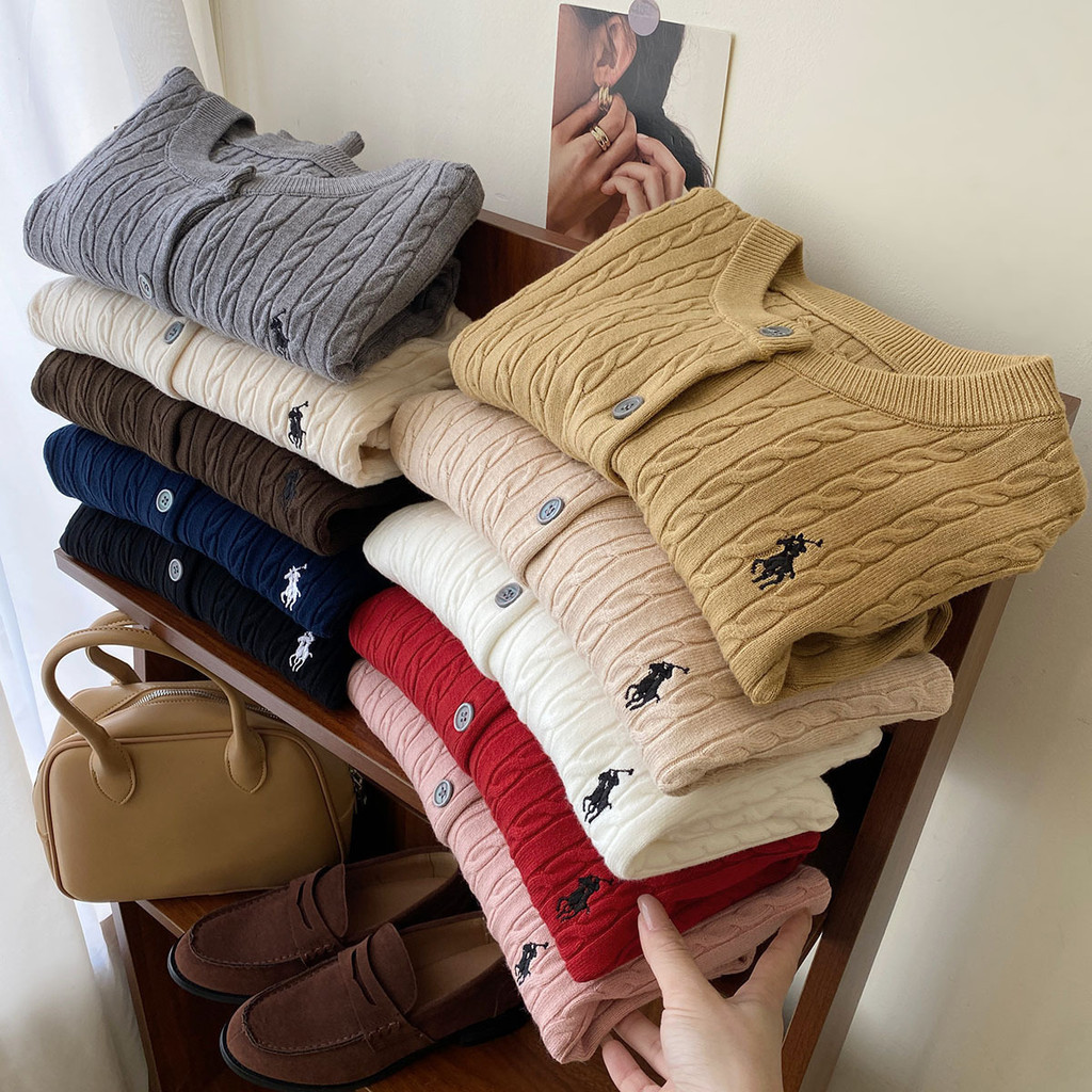 aiiz cardigan เสื้อสเวตเตอร์ถักคอกลมสำหรับผู้หญิง เสื้อคาร์ดิแกนถักลายปักลายม้าฤดูใบไม้ร่วงและฤดูหนา