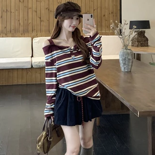 Elly พร้อมส่ง🦄เสื้อยืดแขนยาวเปิดไหล่ลายทาง🦄ดีไซน์เก๋ๆ ทรงหลวม แต่งกระดุมใช้ได้จริง คอวี สไตล์ลำลอง ไปคาเฟ่ น่ารักๆ