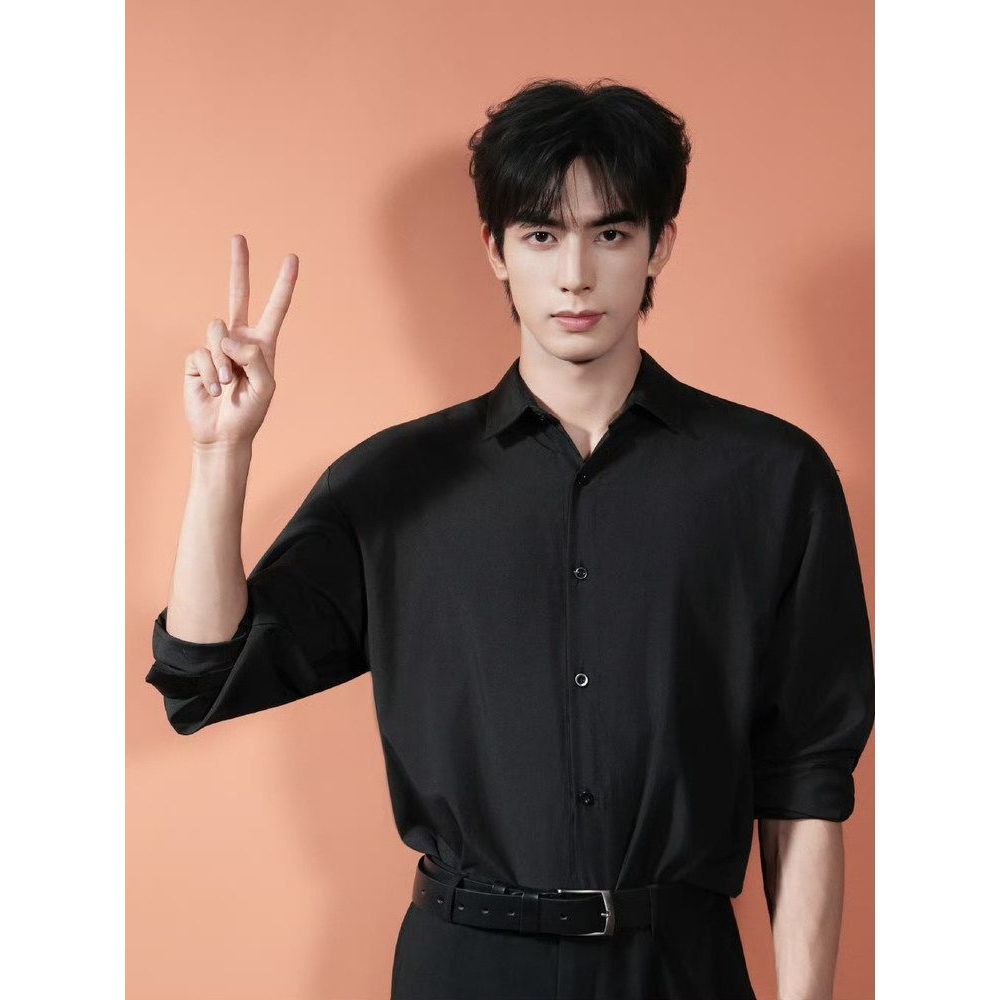 Song Weilong สไตล์เดียวกันเสื้อเชิ้ตปกสีดําเรียบง่ายลําลองสีทึบทุกการแข่งขันเสื้อเชิ้ตแขนยาวผู้ชายอิ