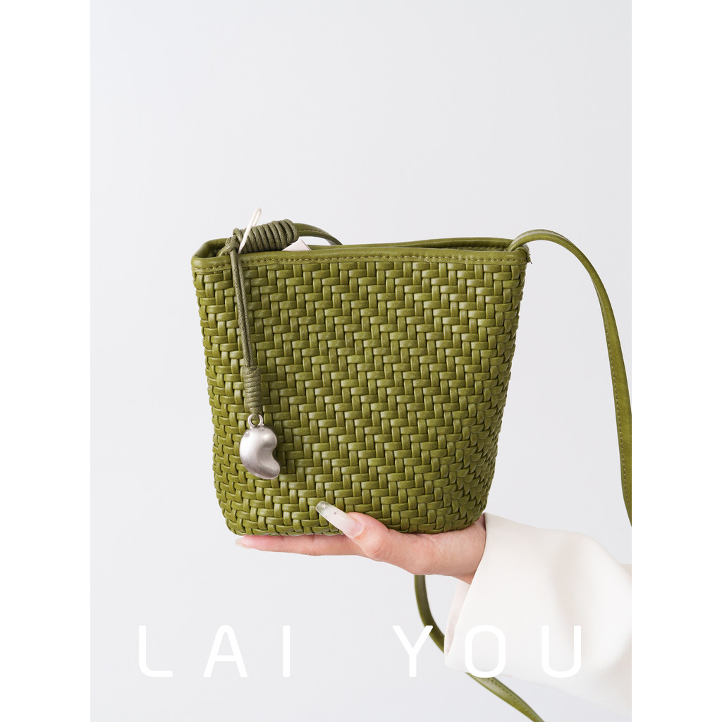 Celine Ves แฟชั่นทอมือไหล่กระเป๋าใบเล็กผู้หญิง 2026 สไตล์ใหม่ Niche Simple All-Match Casual Messenge