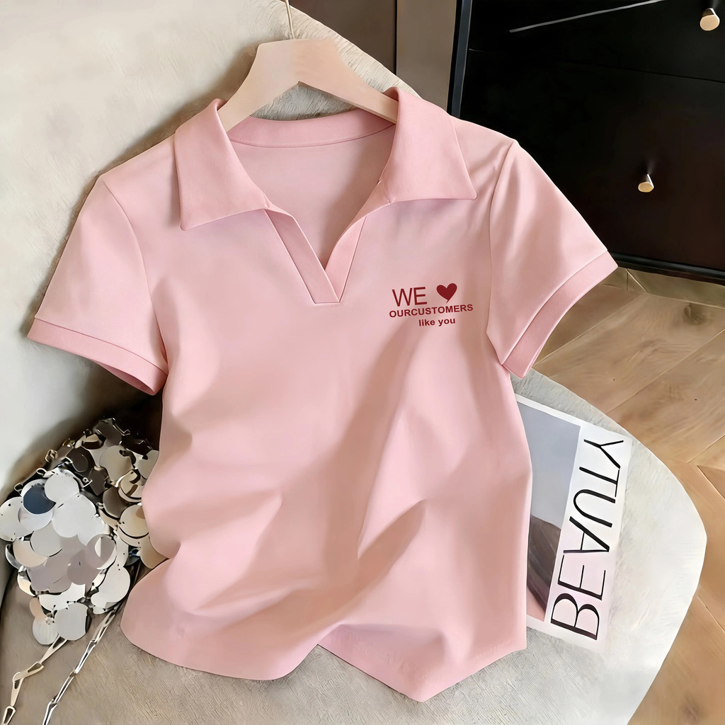 Top.basic🍓เสื้อโปโลสตรี ทรงสั้นริ้วข้าง คอปกวีผ้านุ่มสองเฉด สไตล์มินิมอลแคชชวล  ลาย "WE LOVE"