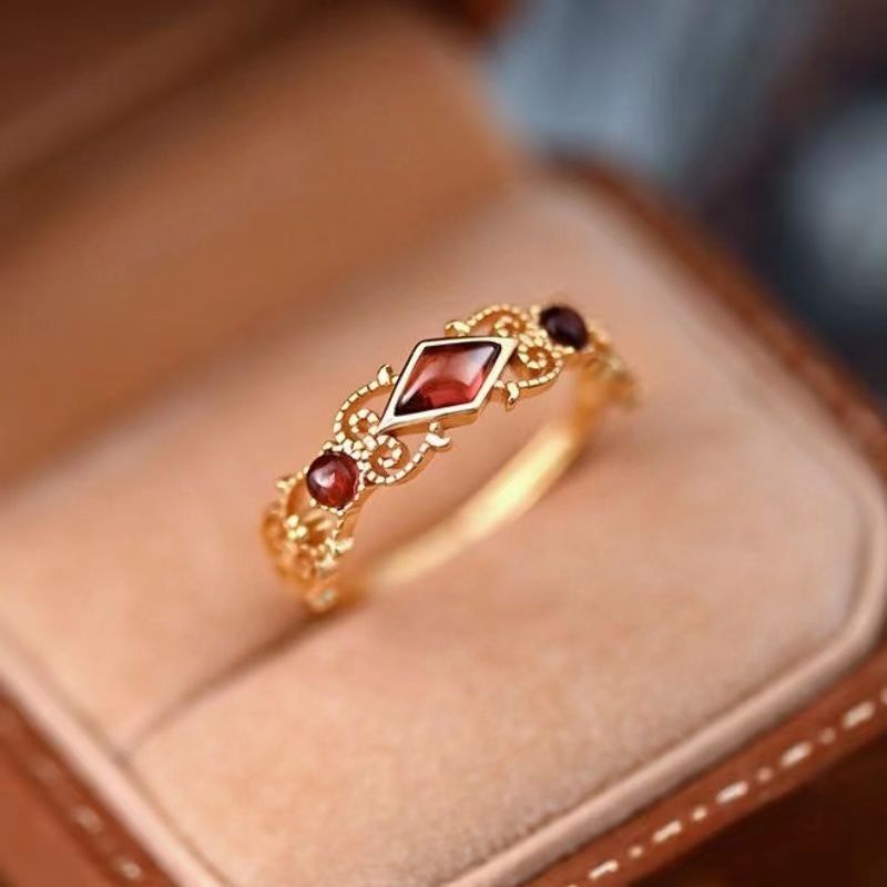 W ผิดออกแบบหลงใหลกลิ่นหอม Niche แหวนแฟชั่นจับคู่ประณีต Retro Crimson บรรยากาศหรูหราหิน ins Original 
