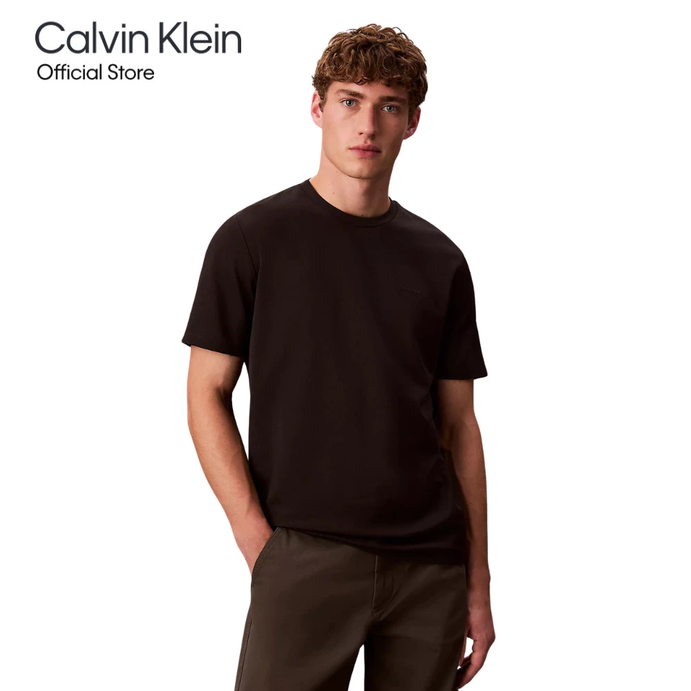 CALVIN KLEIN เสื้อยืดคอกลมแขนสั้นผู้ชาย ผ้า Pique T-Shirt ทรง Regular รุ่น 4LD298G UB1 - สีดำ