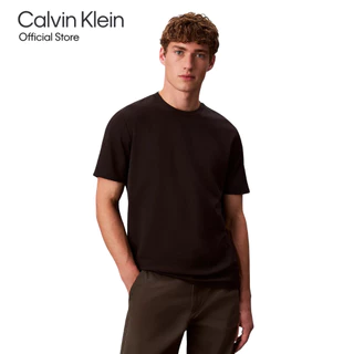 CALVIN KLEIN เสื้อยืดคอกลมแขนสั้นผู้ชาย ผ้า Pique T-Shirt ทรง Regular รุ่น 4LD298G UB1 - สีดำ